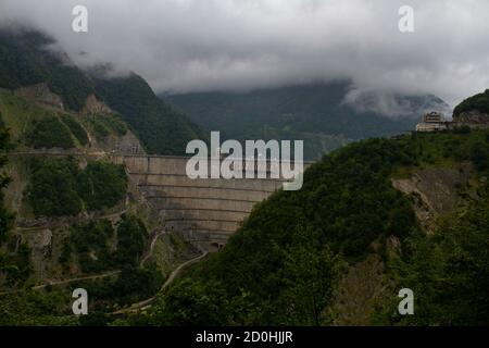 Barrage d'Ingouri - barrage hydroélectrique sur la rivière Ingouri En Géorgie Banque D'Images