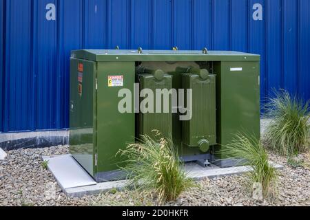 Transformateur de distribution ABB monté sur patin à Humber Street, Oamaru, qui assure la transformation finale de la tension dans le système de distribution électrique Banque D'Images