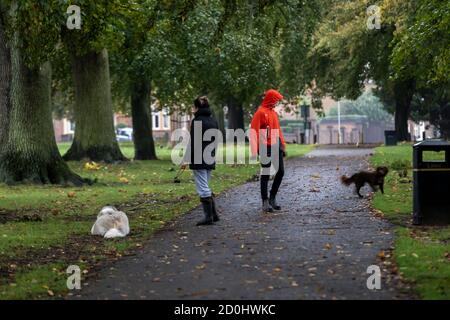 Northampton, le 3 octobre 2020. UK Weather, UNE promenade à Abington Park tôt ce matin après la tempête Alex est passé au-dessus de Northampton hier soir, plus de pluie est prévue pour aujourd'hui. Crédit : Keith J Smith./Alamy Live News Banque D'Images