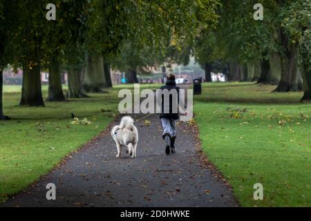 Northampton, le 3 octobre 2020. UK Weather, UNE promenade à Abington Park tôt ce matin après la tempête Alex est passé au-dessus de Northampton hier soir, plus de pluie est prévue pour aujourd'hui. Crédit : Keith J Smith./Alamy Live News Banque D'Images