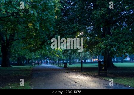 Northampton, le 3 octobre 2020. UK Weather, UNE promenade à Abington Park tôt ce matin après la tempête Alex est passé au-dessus de Northampton hier soir, plus de pluie est prévue pour aujourd'hui. Crédit : Keith J Smith./Alamy Live News Banque D'Images