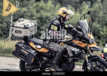 25-05-2020 Riga, Lettonie. Le motocycliste se déplace sur la route, vue de face, gros plan. Banque D'Images