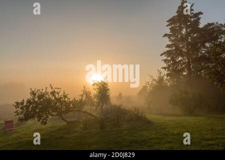 Lever du soleil au début de l'automne à Uckermark, en Allemagne Banque D'Images