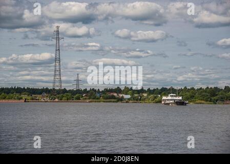 BELOZERSK, RÉGION DE VOLOGDA, RUSSIE - 14 AOÛT 2016 : service de ferry de Kiryanovskaya (Vognemskaya) traversant la rivière Sheksna sur la route Kirillov-Belozersk Banque D'Images