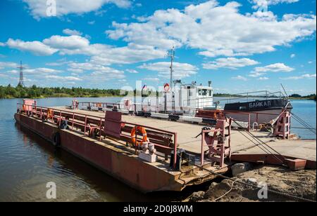 BELOZERSK, RÉGION DE VOLOGDA, RUSSIE - 14 AOÛT 2016 : service de ferry de Kiryanovskaya (Vognemskaya) traversant la rivière Sheksna sur la route Kirillov-Belozersk Banque D'Images