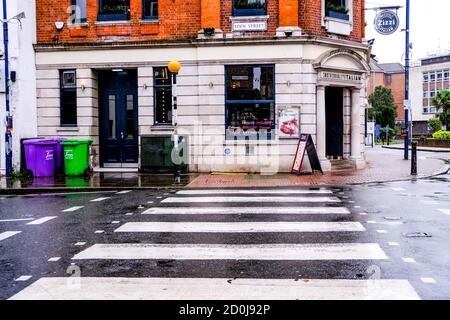 Londres, Royaume-Uni, 02 2020 octobre, chaîne de restaurants italienne Zizzi sans personne lors D'UNE journée humide de pluie Banque D'Images