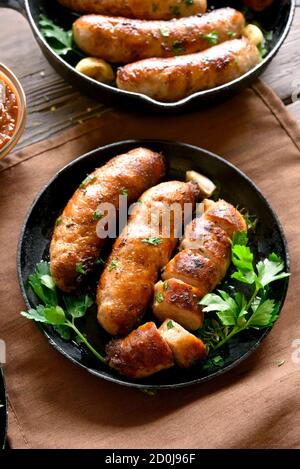 Saucisses grillées dans une poêle. Vue rapprochée Banque D'Images