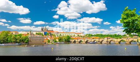 Panorama du centre historique de Prague avec le château de Prague, la cathédrale Saint-Vitus dans le quartier de Hradcany, le pont Charles Karluv le plus en face de la Vltava. Vue panoramique sur Prague, République tchèque Banque D'Images