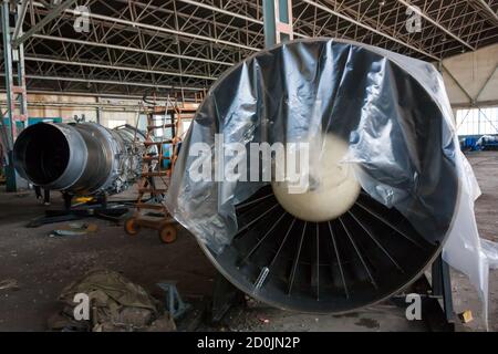 Moteurs d'avion dans le hangar Banque D'Images