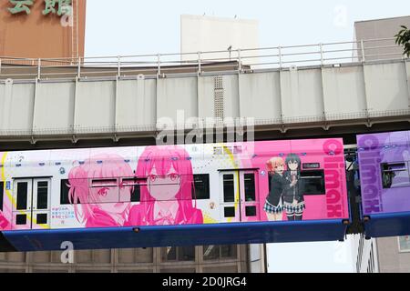 Un train monorail avec la livrée annonçant un anime japonais opérant à Chiba City. L'anime est My Teen Romantic Comedy Snafu Climax. (3/9/2020) Banque D'Images