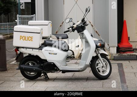 Honda police scooters parker à l'extérieur d'une boîte de police dans la ville d'Ichikawa dans la préfecture de Chiba. Celui qui se trouve devant est un scooter électrique Benly. Septembre 2020) Banque D'Images