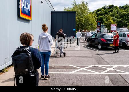 Les populations locales font la queue pour entrer dans UN supermarché pendant la pandémie du virus Corona, à Lewes, dans l'est du Sussex, au Royaume-Uni. Banque D'Images