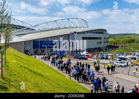 Les fans de football britannique sont en route pour regarder Brighton et Hove Albion jouer au stade Amex, Brighton, Sussex, Royaume-Uni. Banque D'Images