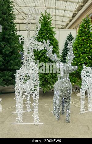 Rennes lumineux en fils et ampoules de noël les arbres de fond à vendre Banque D'Images