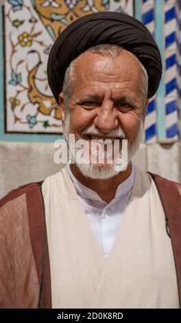 Téhéran, Iran - 2019-04-16 - Mulah guide affiche off le Saint Sanctuaire dédié à Lady Masumeh Fatima. Banque D'Images