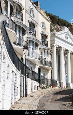 Vue sur la Georgian (Regency) Pelham court sur le front de mer À Hastings Banque D'Images