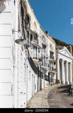 Vue sur la Georgian (Regency) Pelham court sur le front de mer À Hastings Banque D'Images