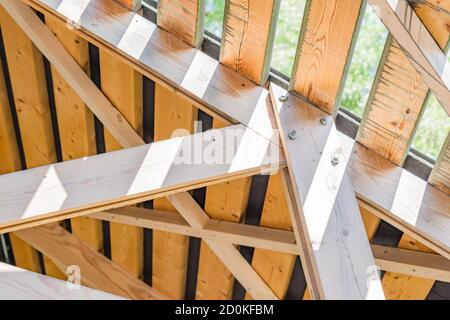 Vue de dessous de la construction du toit en bois Banque D'Images