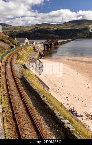 Pont ferroviaire de Barmouth au-dessus de l'estuaire du Mawddach, au pays de Galles côte Banque D'Images