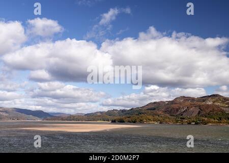 Vue sur l'estuaire du Mawddach depuis Barmouth sur les gallois côte Banque D'Images