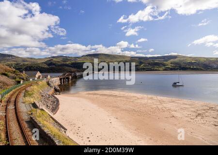 Pont ferroviaire de Barmouth au-dessus de l'estuaire du Mawddach, au pays de Galles côte Banque D'Images