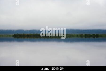 Brouillard sur le lac Lovozero dans la péninsule de Kola, région de Mourmansk/nord de la Russie Banque D'Images