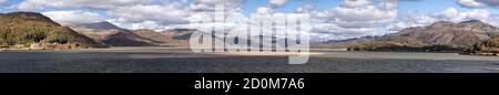 Vue panoramique sur l'estuaire du Mawddach depuis le pont ferroviaire de Barmouth sur la côte galloise Banque D'Images