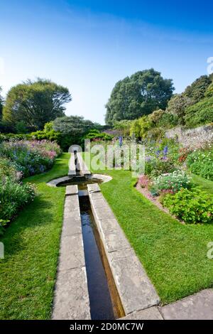 Herbacé Borders, The Rill Garden, Coleton Fishacre House, une ancienne maison de Rupert d'Oyly-carte, Kingsbridge, Devon, Angleterre Banque D'Images