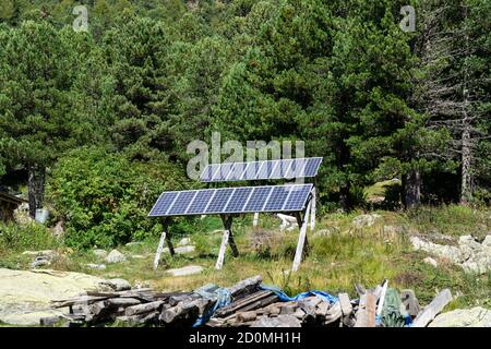 De petits panneaux solaires donnent de l'électricité à un refuge alpin dans la vallée de la Varaita. Banque D'Images