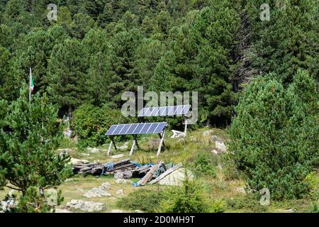 De petits panneaux solaires donnent de l'électricité à un refuge alpin dans la vallée de la Varaita. Banque D'Images