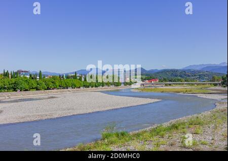 SOTCHI, RUSSIE - 07 septembre 2019 : vue du remblai de la rivière Mzymta dans Rosa Khutor Banque D'Images