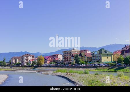 SOTCHI, RUSSIE - 07 septembre 2019 : vue du remblai de la rivière Mzymta dans Rosa Khutor Banque D'Images