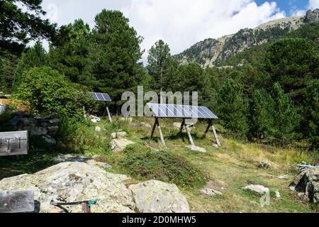 De petits panneaux solaires donnent de l'électricité à un refuge alpin dans la vallée de la Varaita. Banque D'Images