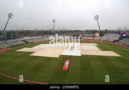 Vue générale des couvertures sur le terrain comme la pluie lourde tombe avant le match Vitorial Blast T20 semi final à Edgbaston, Birmingham. Banque D'Images