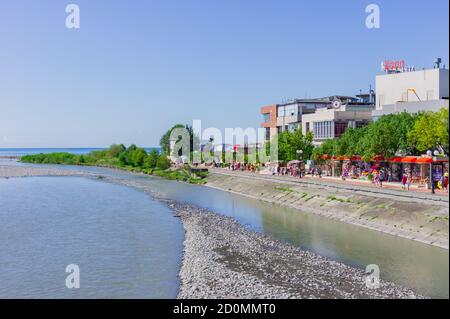 SOTCHI, RUSSIE - 07 septembre 2019 : vue du remblai de la rivière Mzymta dans Rosa Khutor Banque D'Images