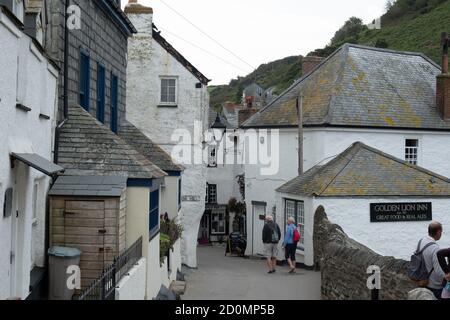 Étroite rue menant au centre de Port Isaac, avec le Golden Lion Inn sur la droite Banque D'Images