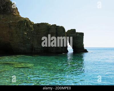 Ouverture dans une formation rocheuse, plage de Psaromoura, Crète, Grèce. Banque D'Images