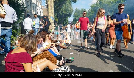 Groupes de jeunes heureux et appréciant la vie au Carnaval de Notting Hill Banque D'Images