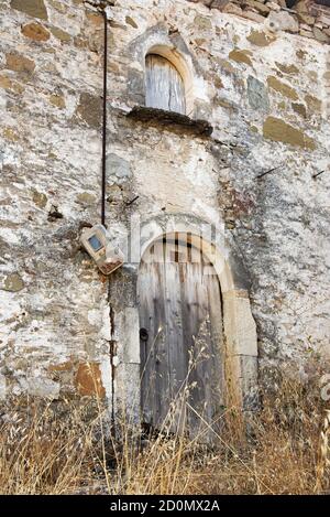 Porte appartenant à un ancien chalet situé en haut de la région montagneuse de Psiloritis, Crète, Grèce. Banque D'Images