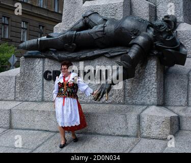 CRACOVIE, MOINS DE POLOGNE / POLOGNE - 06 JUIN 2019 : une femme est photographiée près du monument de la bataille de Grunwald Banque D'Images