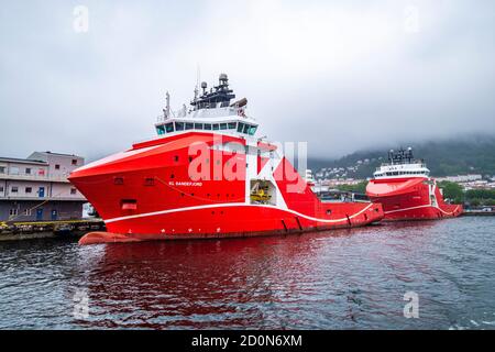 Deux énormes navires rouges dans le port d'Oslo. Banque D'Images