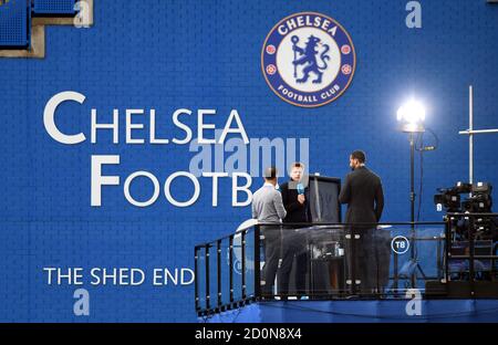 Le présentateur de BT Sport Jake Humphrey (au centre) avec l'ancien joueur de Chelsea Joe Cole (à gauche) et l'ancien joueur de Manchester United Rio Ferdinand avant le match de la Premier League à Stamford Bridge, Londres. Banque D'Images