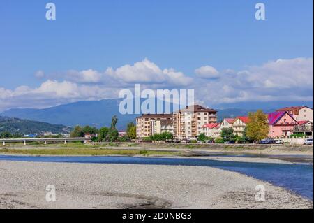 SOTCHI, RUSSIE - 07 septembre 2019 : vue du remblai de la rivière Mzymta dans Rosa Khutor Banque D'Images