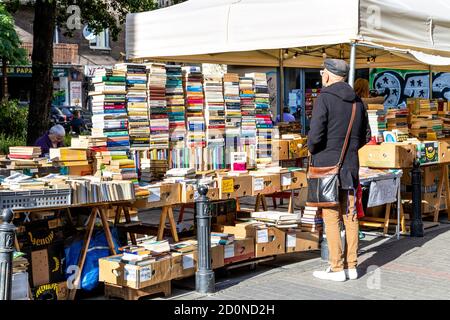 Homme regardant des livres de seconde main à l'arrêt sur la rue Chmielna à Nowy Swiat, centre de Varsovie, Pologne Banque D'Images