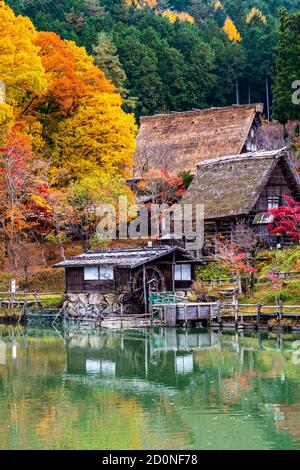 Village folklorique de Hida en automne Banque D'Images