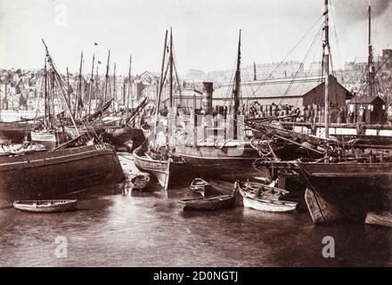 Bateaux de pêche dans le port bondé de Scarborough, North Yorkshire, Royaume-Uni, vers 1895 Banque D'Images