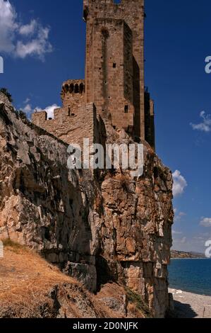 Le château de Roseto, au-dessus de la mer Ionienne à Roseto Capo Spulico, Calabre, Italie, a été fondé en 1000s par Robert Guiscard, duc de Sicile. Il a été saisi en 1229 des Templiers par le Saint empereur romain, Frederick II, qui l'a renforcé pour servir de résidence d'été. La structure actuelle est principalement 1500s ou plus tard, mais elle conserve trois tours et un plan de terrain basé sur le Temple de Jérusalem. Les vestiges plus anciens comprennent un Sceau sculpté de Salomon et une ancienne pierre ovale gravée des symboles de la passion du Christ. Le château abrite maintenant un musée et un restaurant. Banque D'Images