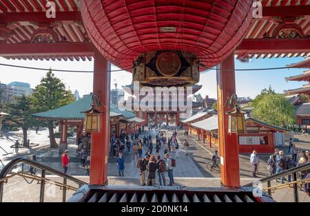 Vue depuis l'intérieur du temple de Senso-ji, l'une des attractions touristiques les plus importantes de Tokyo. Banque D'Images