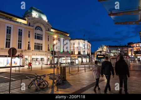 Cork City, Irlande - 22 avril 2018 : rues de Cork City en République d'Irlande un dimanche soir après la tombée de la nuit Banque D'Images