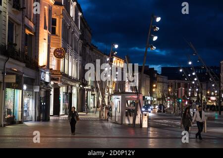 Cork City, Irlande - 22 avril 2018 : personnes marchant dans les rues de Patrick de Cork City la nuit Banque D'Images